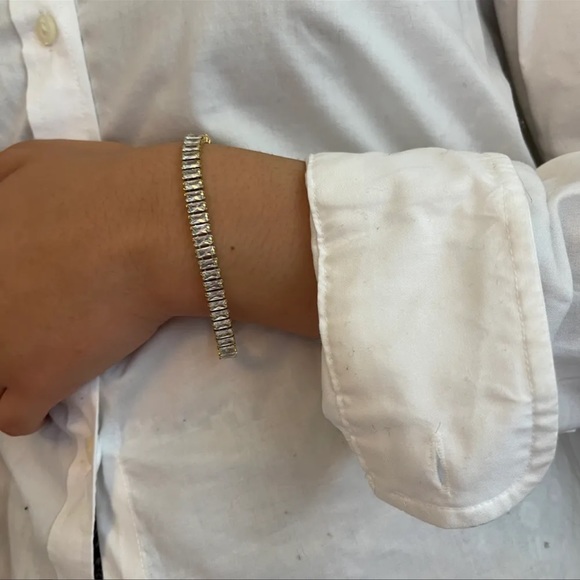 Elegant and minimalist Gold Bracelet - Picture 2 of 3